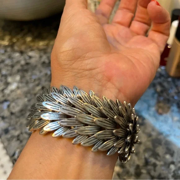 🐸 Stretchy silver-toned feather bead bracelet - Picture 1 of 9